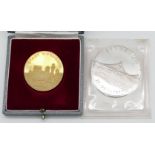 1 Medaille Nürnberg GG 14ct., 1 Medaille Lissabon Olympia wohl Silber, je Asp./Gsp.
