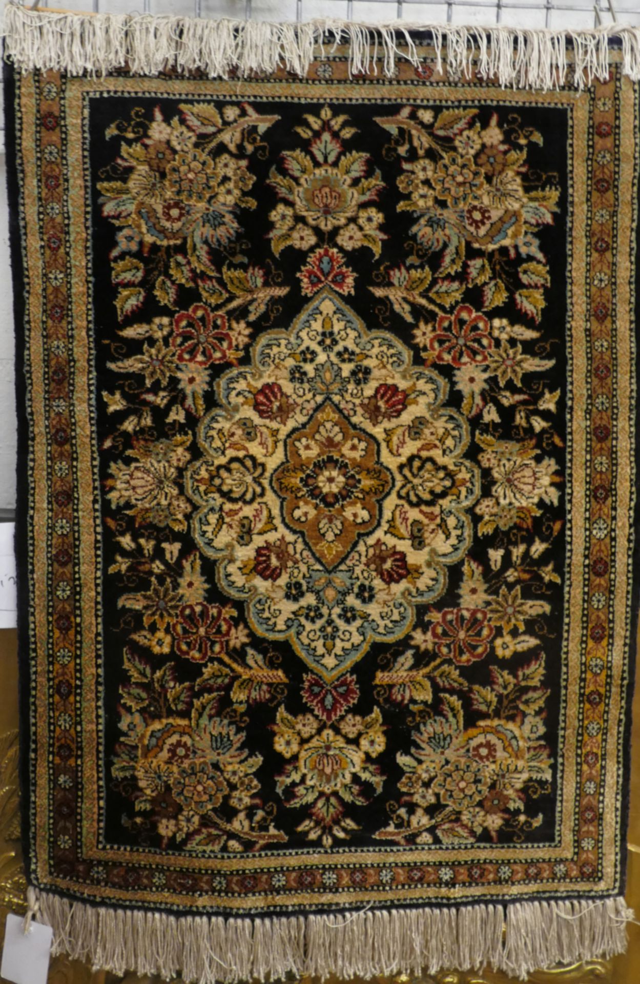 2 Wandteppiche 20. Jh. je mit Seidenanteil je mit floralem Dekor: 1x hellbraungrundig ca. 132x84cm, - Bild 2 aus 2