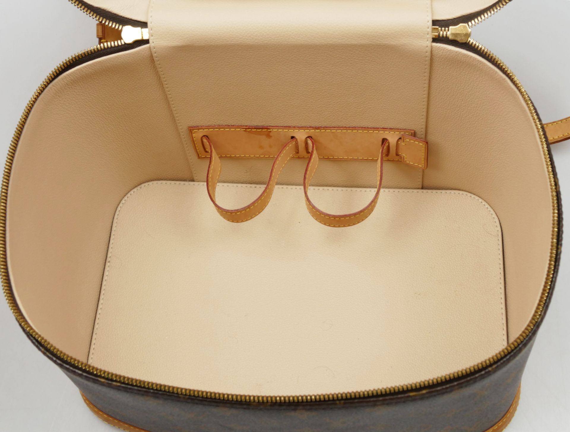 1 Kulturtasche LOUIS VUITTON Monogram "Nice BB", mit Schlüssel, Schloss und Schulterriemen, Maße ca. - Bild 8 aus 8