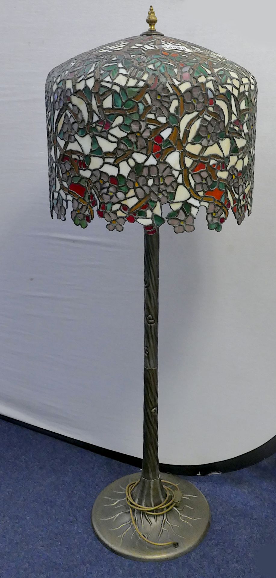 1 Steh- und 1 Tischlampe je mit Buntglasschirm und Baumstammdekor nztl. ca. H 133cm bzw. ca. H 43cm,