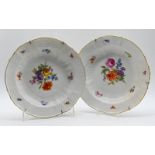 2 Wandteller Porzellan MEISSEN "Blumen- und Insektendekor", Goldrand, Farbverluste, min. besch., D 2