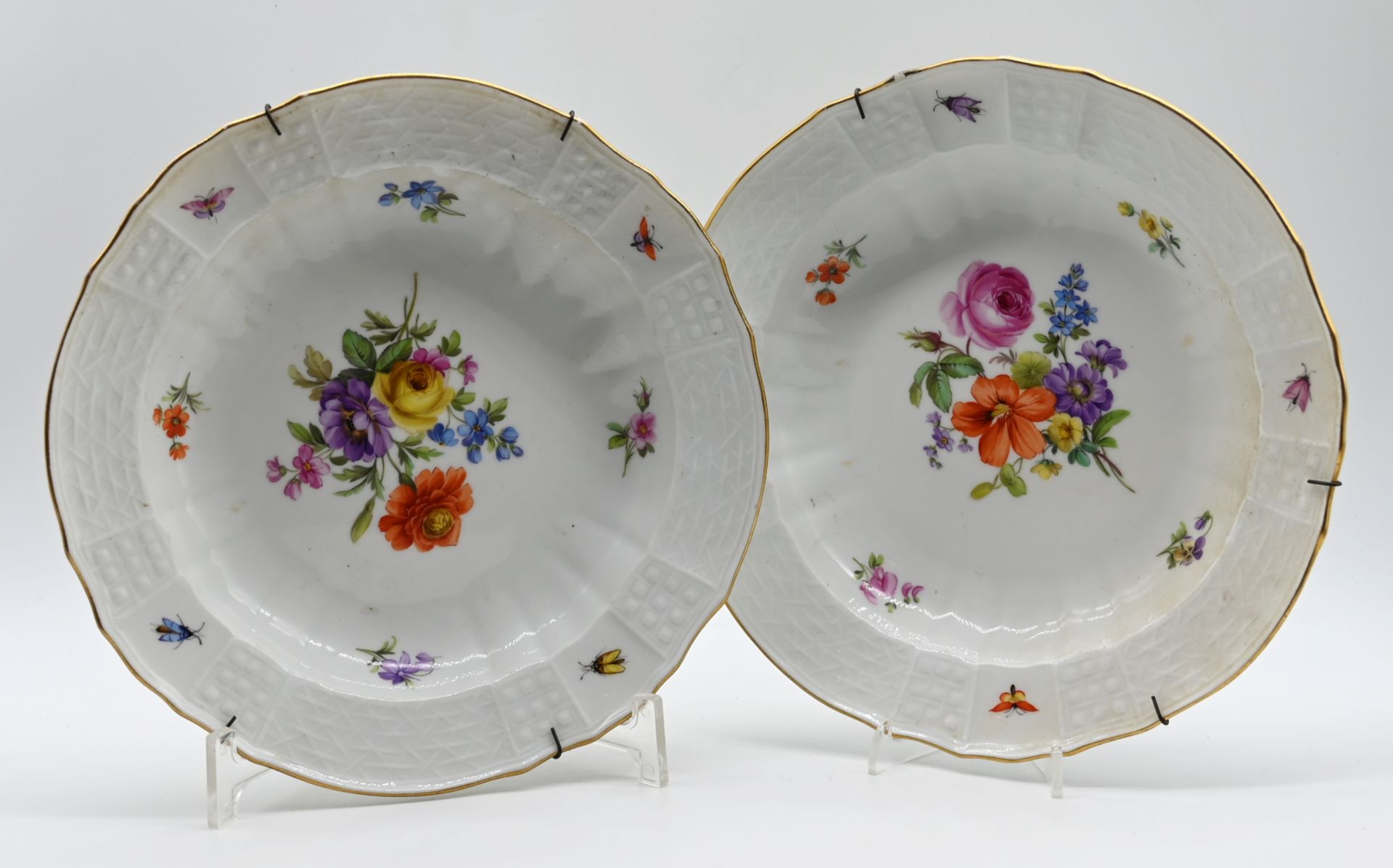 2 Wandteller Porzellan MEISSEN "Blumen- und Insektendekor", Goldrand, Farbverluste, min. besch., D 2