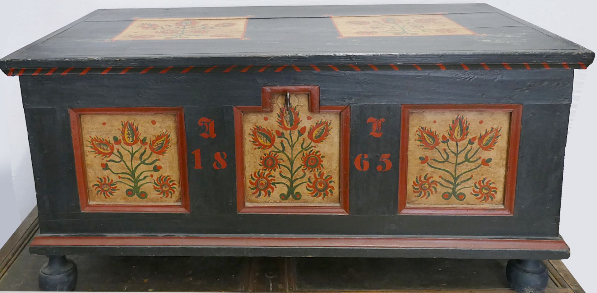2 Bauerntruhen je Holz bemalt: 1x Blumendekor frontseitig dat. 1865 ca. 58x118x60cm, 1x mit Pilaster - Bild 2 aus 2