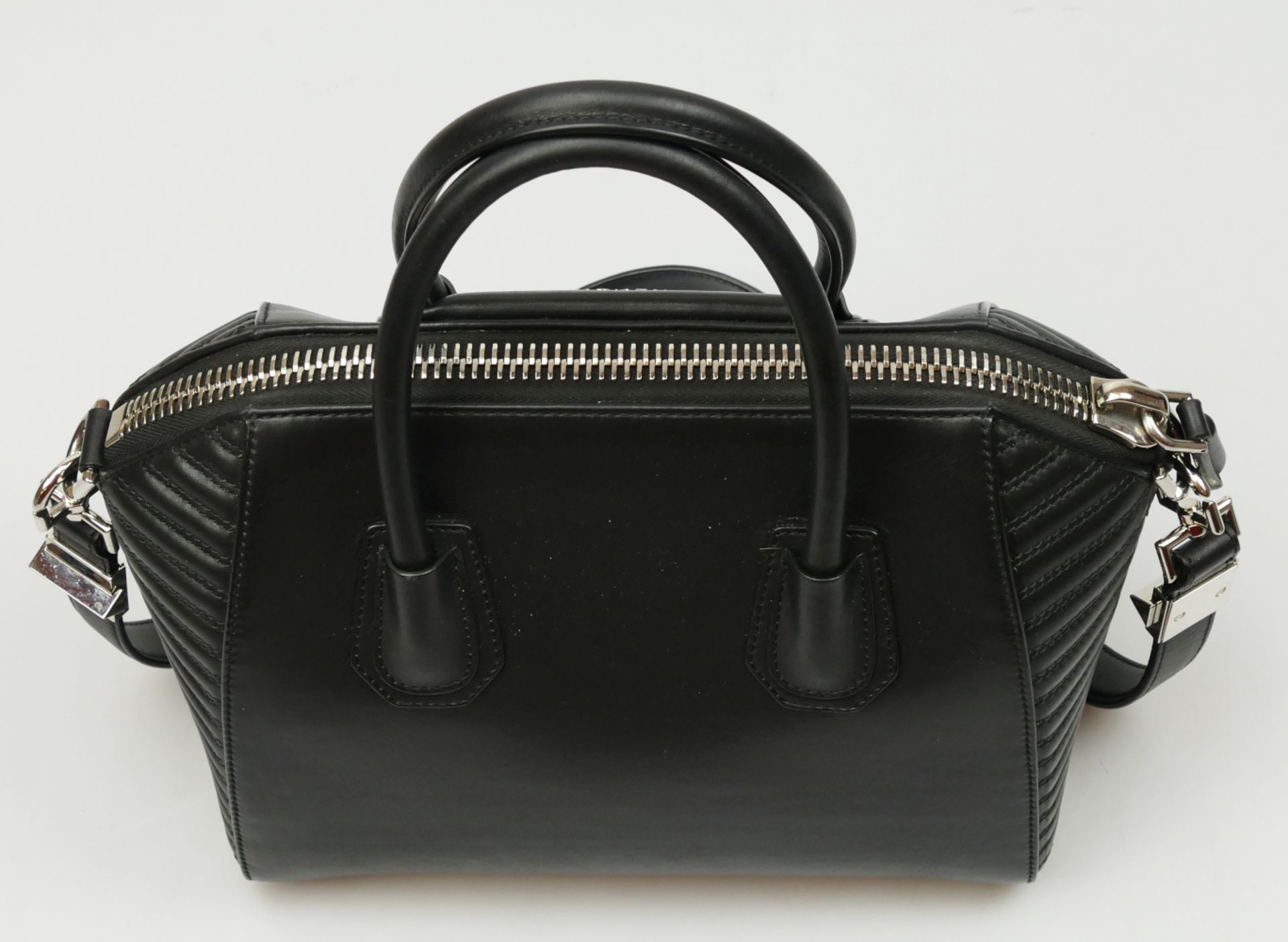 1 Damenhand-/Schultertasche GIVENCHY, schwarzes Leder, mit abnehmbarem Schulterriemen, Maße ca. 22x2 - Bild 4 aus 4