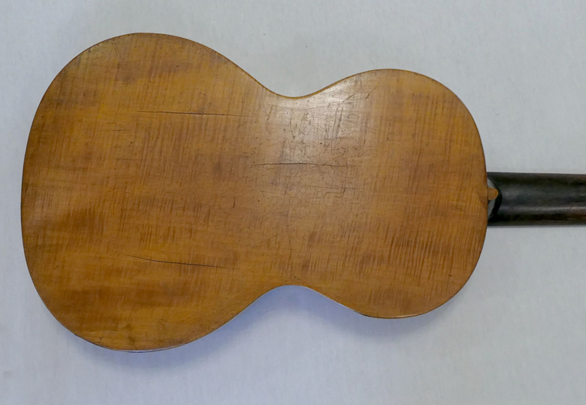 1 Gitarre der Biedermeier-Zeit, inwendig mit Klebezettel "CHs. DEININGER Paris" dat. 1833, ca. L 88c - Bild 2 aus 2