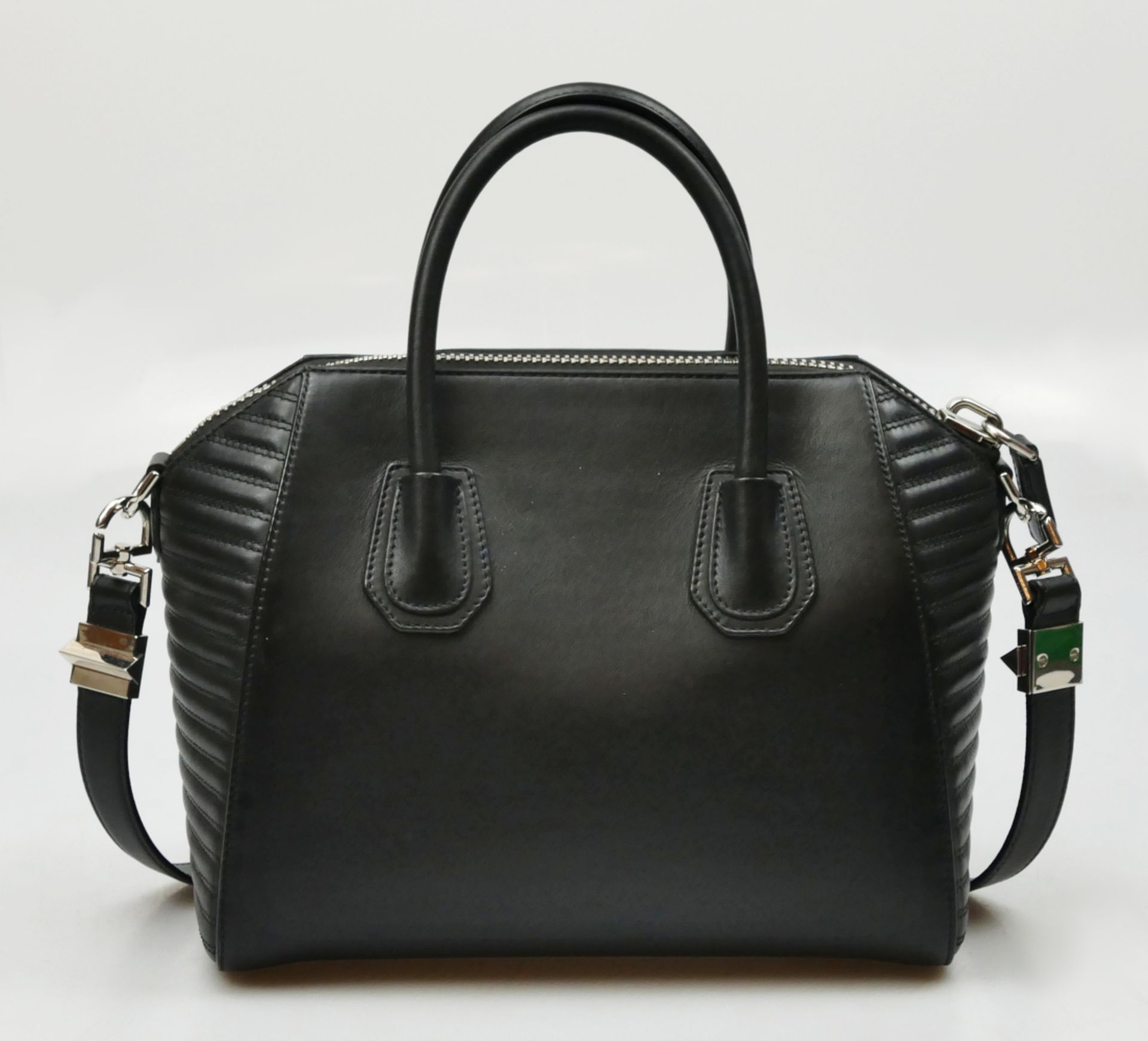 1 Damenhand-/Schultertasche GIVENCHY, schwarzes Leder, mit abnehmbarem Schulterriemen, Maße ca. 22x2 - Bild 3 aus 4