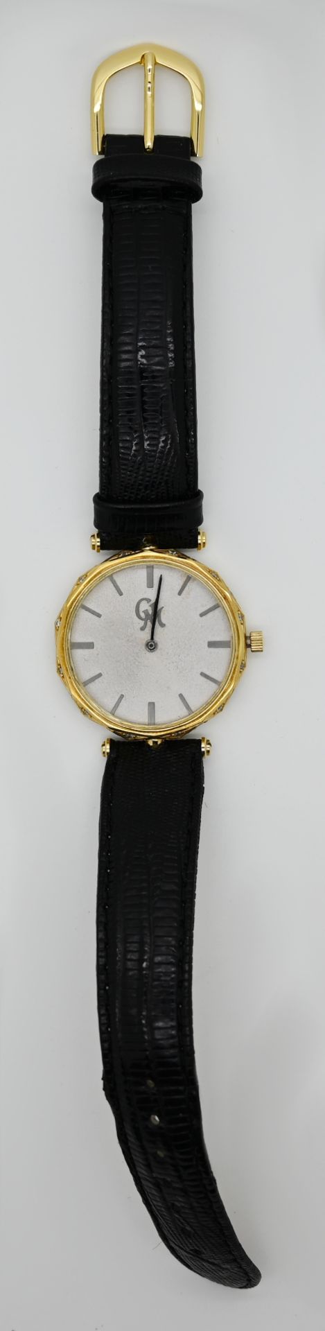 1 Armbanduhr GG 18ct., GM, mit kleinen Brillanten an der Seite, Durchmesser ca. 3,1cm, mit schwarzem - Bild 2 aus 3