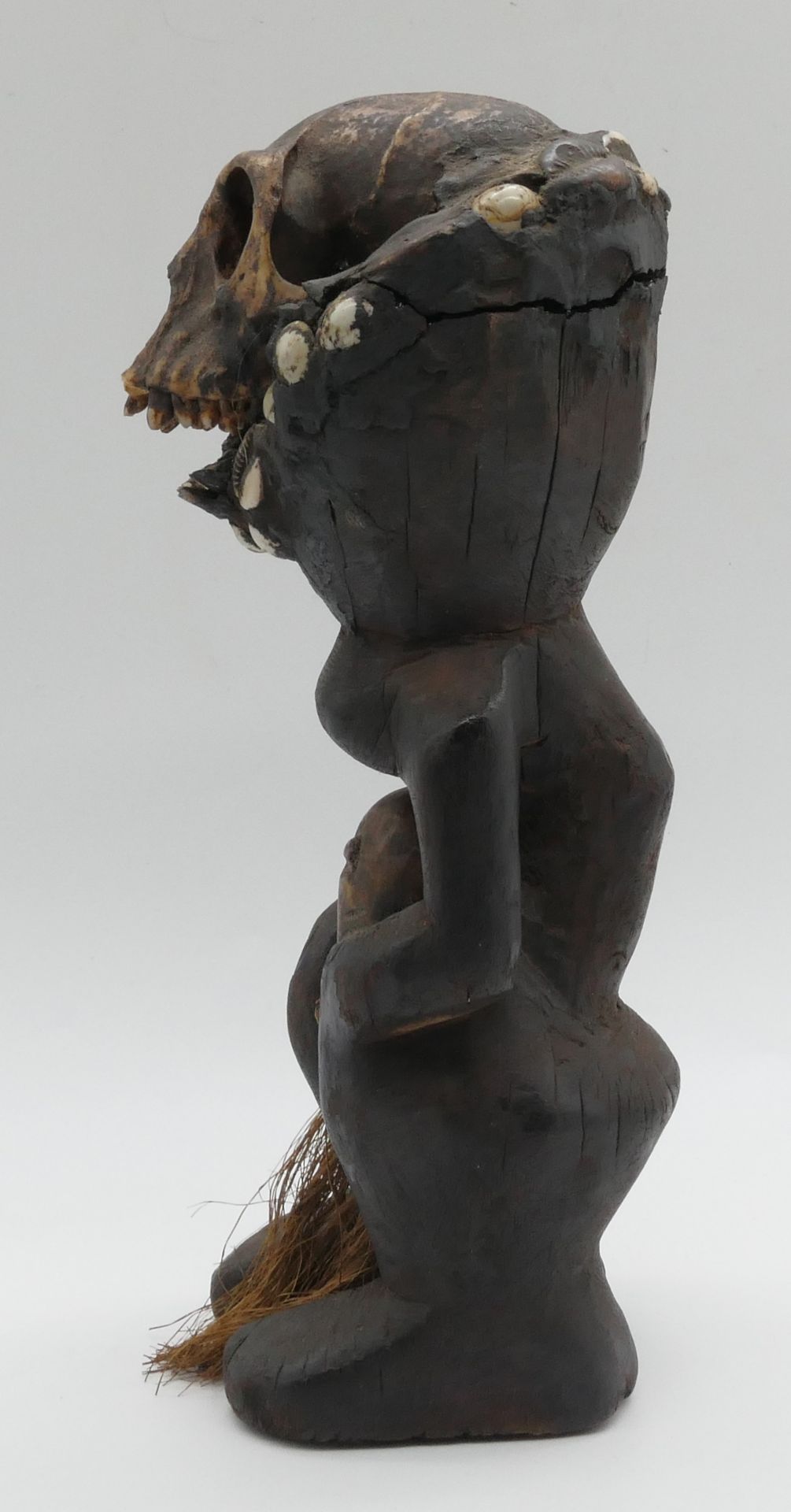 1 Statuette/wohl Fetisch wohl Afrika Anfang 20. Jh. Holz mit Affenschädel und Kauri-Muschelkette ca. - Bild 2 aus 4