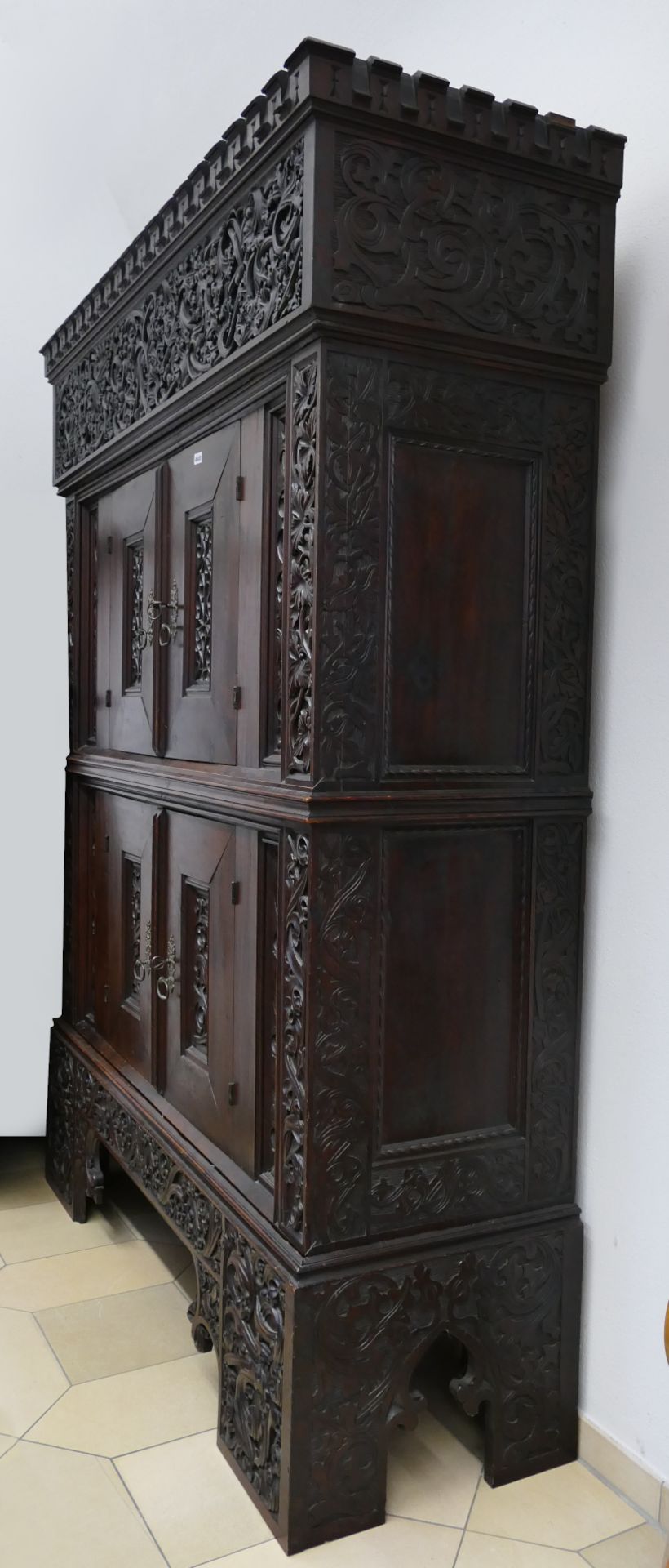 1 neogotischer Stollenschrank (wohl 19. Jh.) Holz wohl dunkel gebeizt mit reicher Reliefschnitzerei, - Image 7 of 7