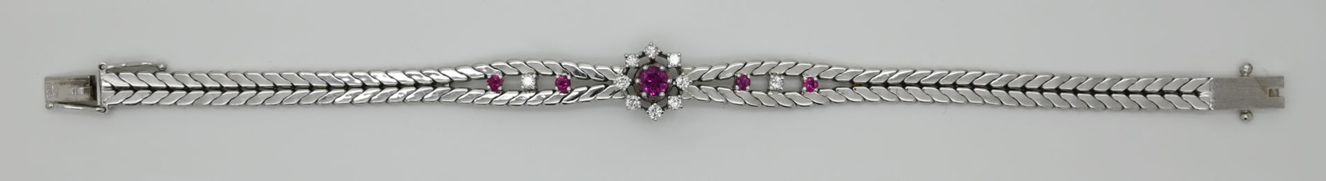 1 Damenarmband WG 14ct., mit Rubinen zentral wohl ca. 0,3ct. und kleinen Brillanten wohl bis zu ca.