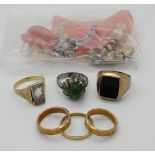 4 Ringe je GG 14ct. z.T. mit Farbstein, 1 Herrenring GG 8ct. mit Onyx, 1 Silberring sowie min. Zahng