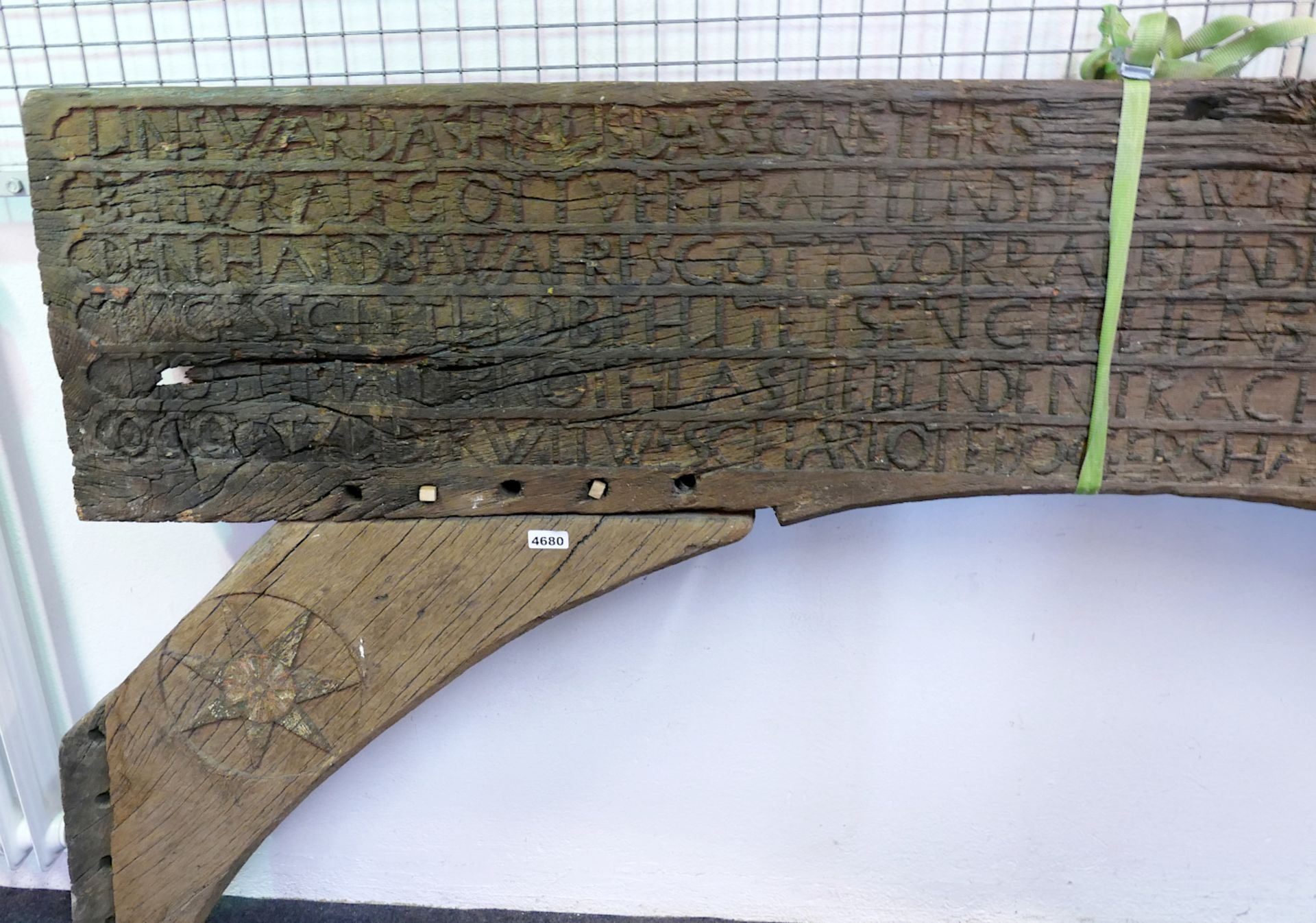 1 Torbogen Holz wohl 17./18. Jh., Inschriften, Gr. ca. 264x133x15 cm, Verzierungen, starke Asp. - Bild 2 aus 5