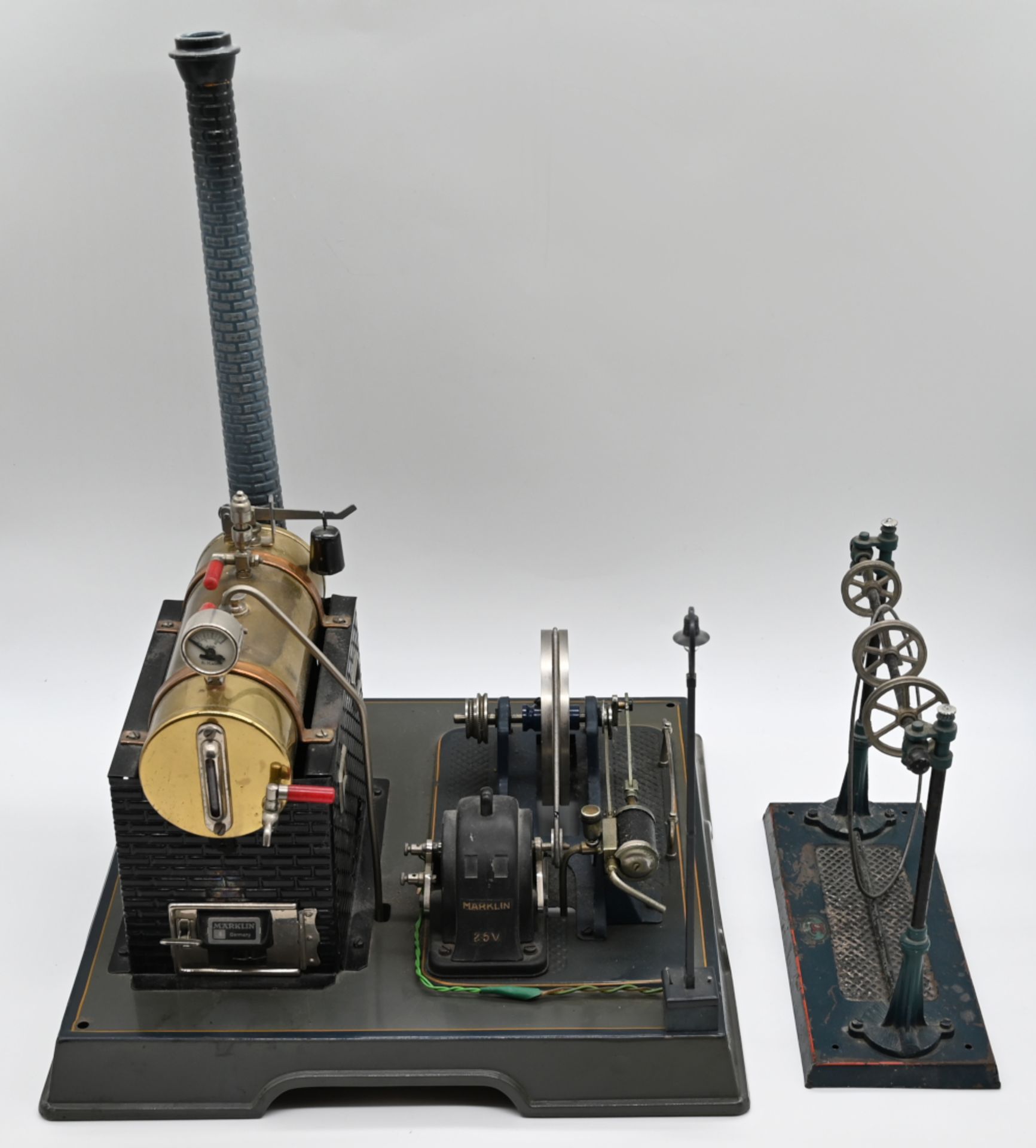 1 Dampfmaschine MÄRKLIN "6" graue Grundplatte, messingfarbener Zylinder, Schwungrad,