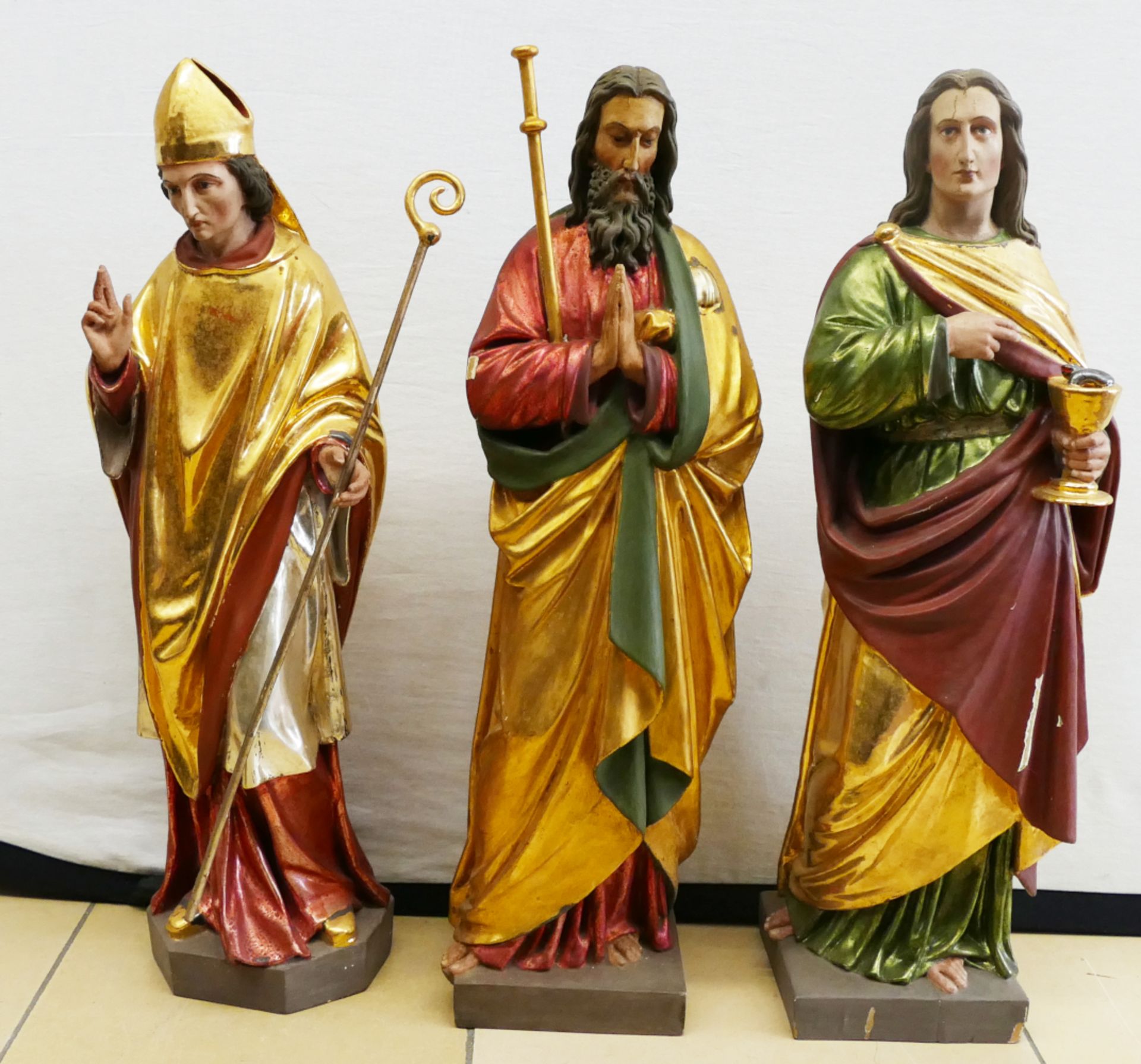 6 Figuren 20. Jh.: 2 Holzfiguren bemalt „Heiliger Jakobus der Ältere“/“Evangelist Johannes“ je ca. H - Bild 3 aus 4