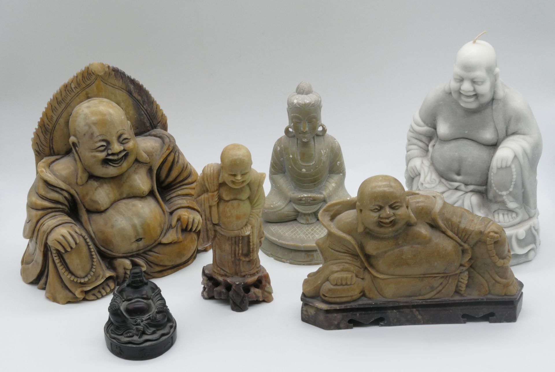 5 Figuren/1 Kerze je 20. versch. Buddha-Darstellungen, Stein/Wachs u.a., bis H ca. 19cm, z.T. min. b