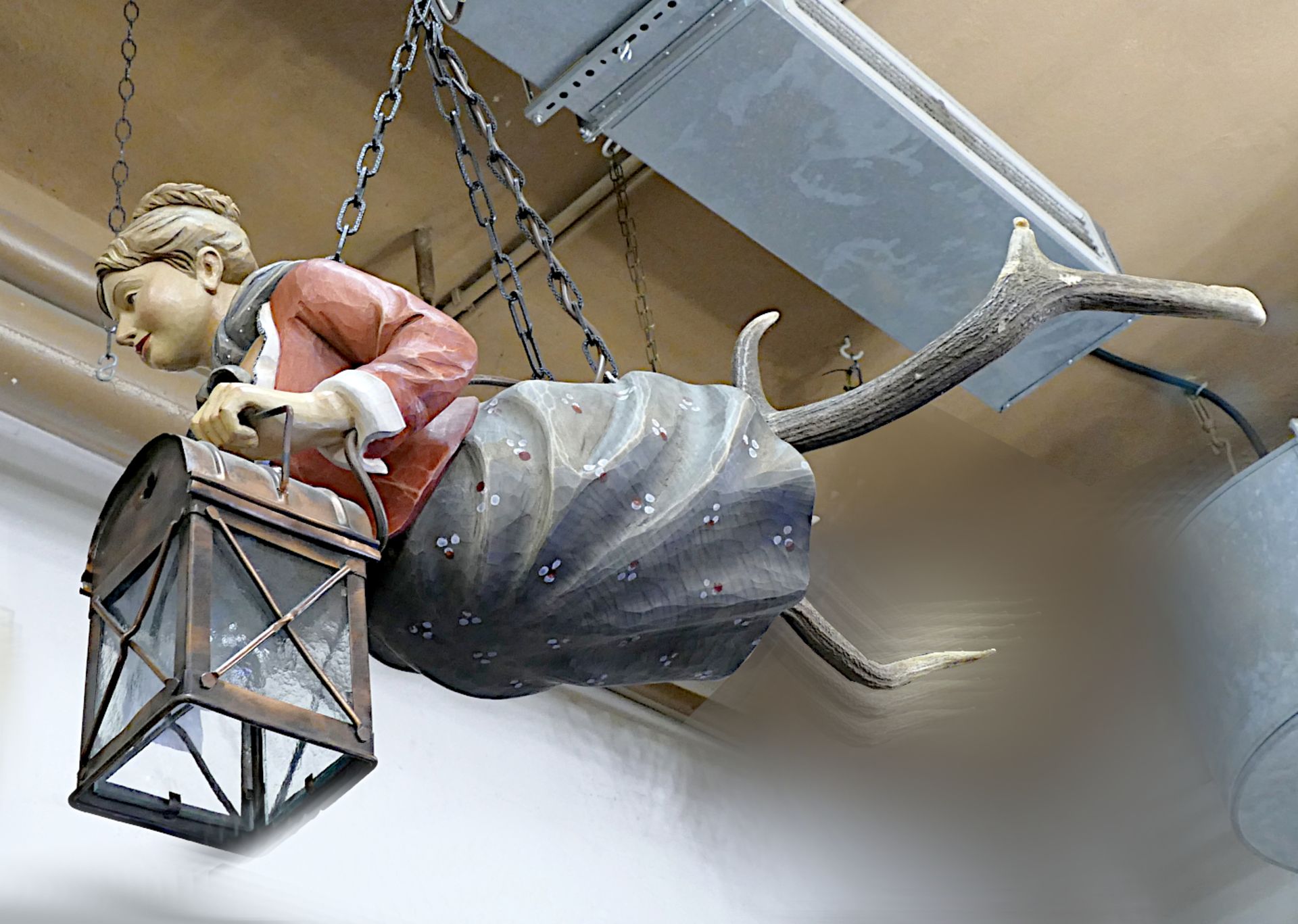 1 Lüsterweibchen nztl. "Barbusige Marktfrau mit Laterne" Holz bemalt, elektrifiziert, ca. L 84cm, ca - Bild 2 aus 2