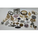 1 Konv. Schmuck: Mode/Metall u.a., z.T. vergoldet, z.T. mit Glitzersteinen, darunter ca. 1x DIOR und