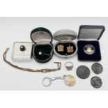 1 kleine Medaille "Martin Luther" wohl GG, 3 Münzen/Medaillen, je Metall, wohl antik, 1 Paar Mansche