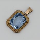 1 Anhänger GG 8ct., mit blauem Stein (wohl Topas), Gesamtlänge ca. 3,5cm, Gsp. (Mini-Abplatzungen an