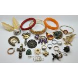 1 Konv. Schmuck/Uhren Mode/Metall u.a., z.T. mit Bernstein, Perlen, Kunststoff, u.a., in Beautykoffe