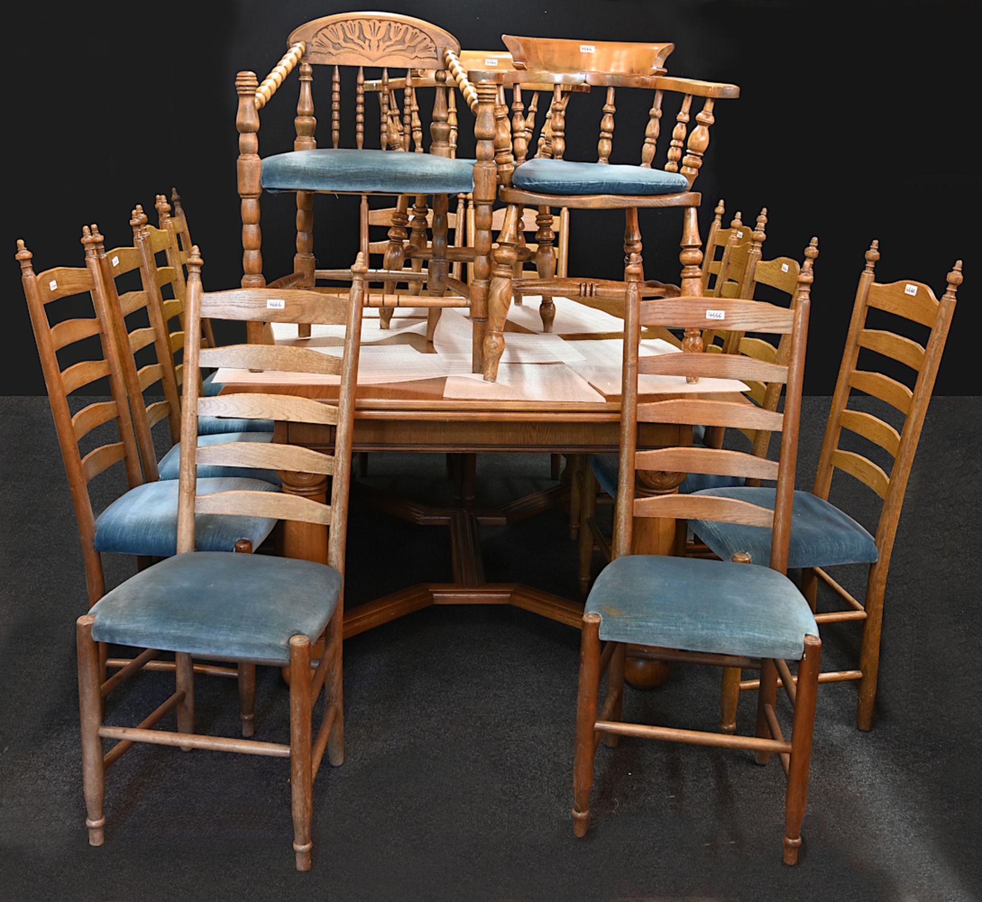 1 Tisch ca. 79x122x162cm ausgezogen ca. 304cm, 12 Stühle, 3 Armlehnstühle min. verziert,