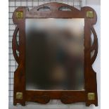 1 Wandspiegel Jugendstil Holz beschnitzt mit 4 Messingappliken, facettiertes Glas, außen ca. 76x61,5