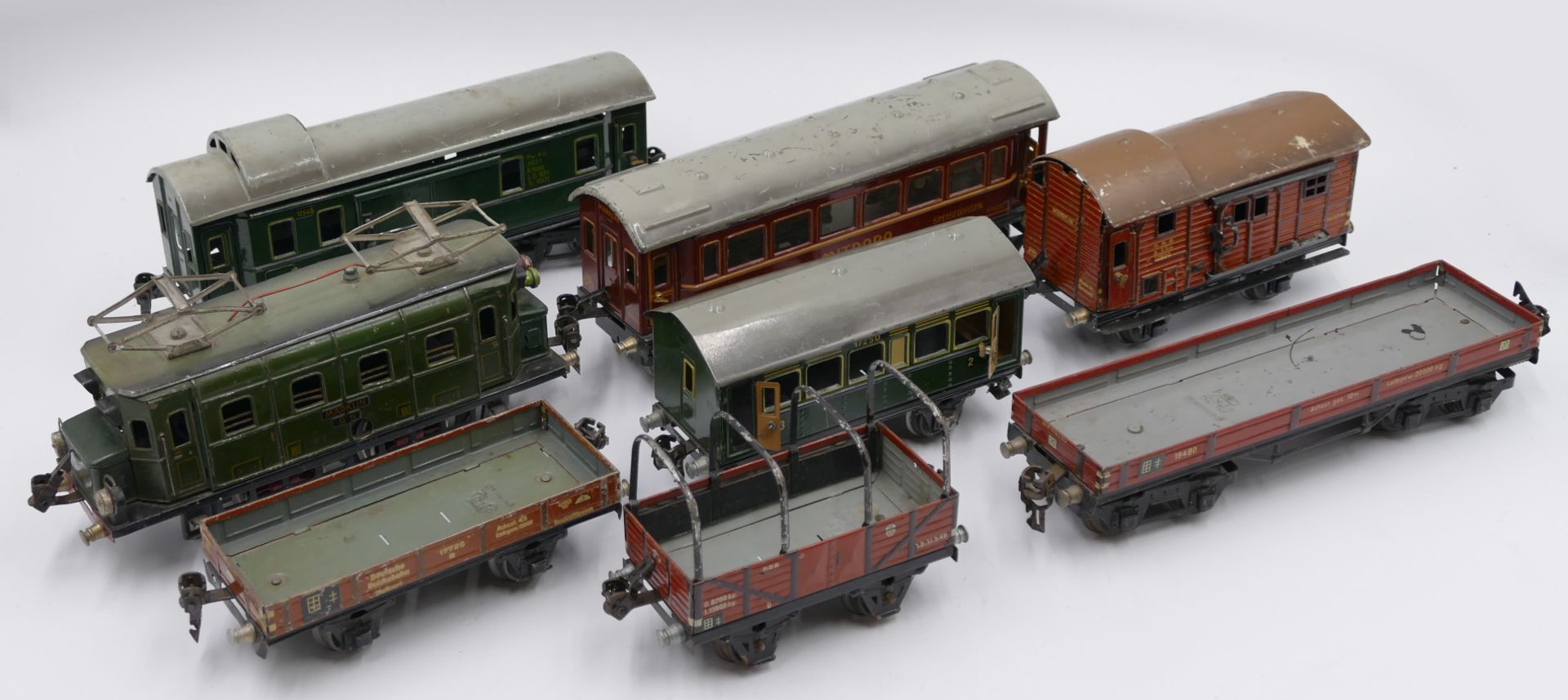 1 Konv. Modelleisenbahn MÄRKLIN wohl 1930er/40er Jahre: 1 E-Lok "RS 910" mit Uhrwerkantrieb, 7 Perso