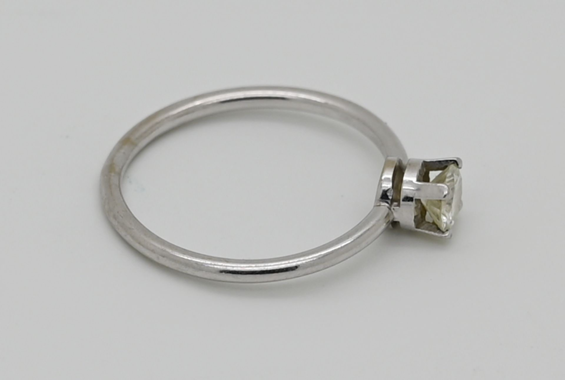 1 Damenring WG 14ct., mit Solitärbrillant wohl ca. 0,25ct., Ringgr. ca. 51, Tsp. - Image 2 of 2