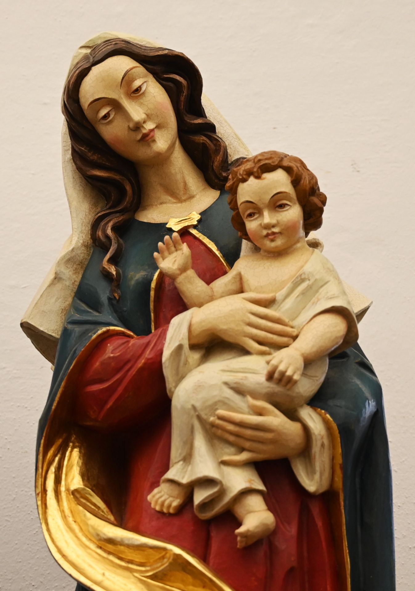 2 vollplastische Holzfiguren nztl., je Holz farbig gefasst/goldstaffiert: je "Madonna mit Kind", 1x - Bild 3 aus 3