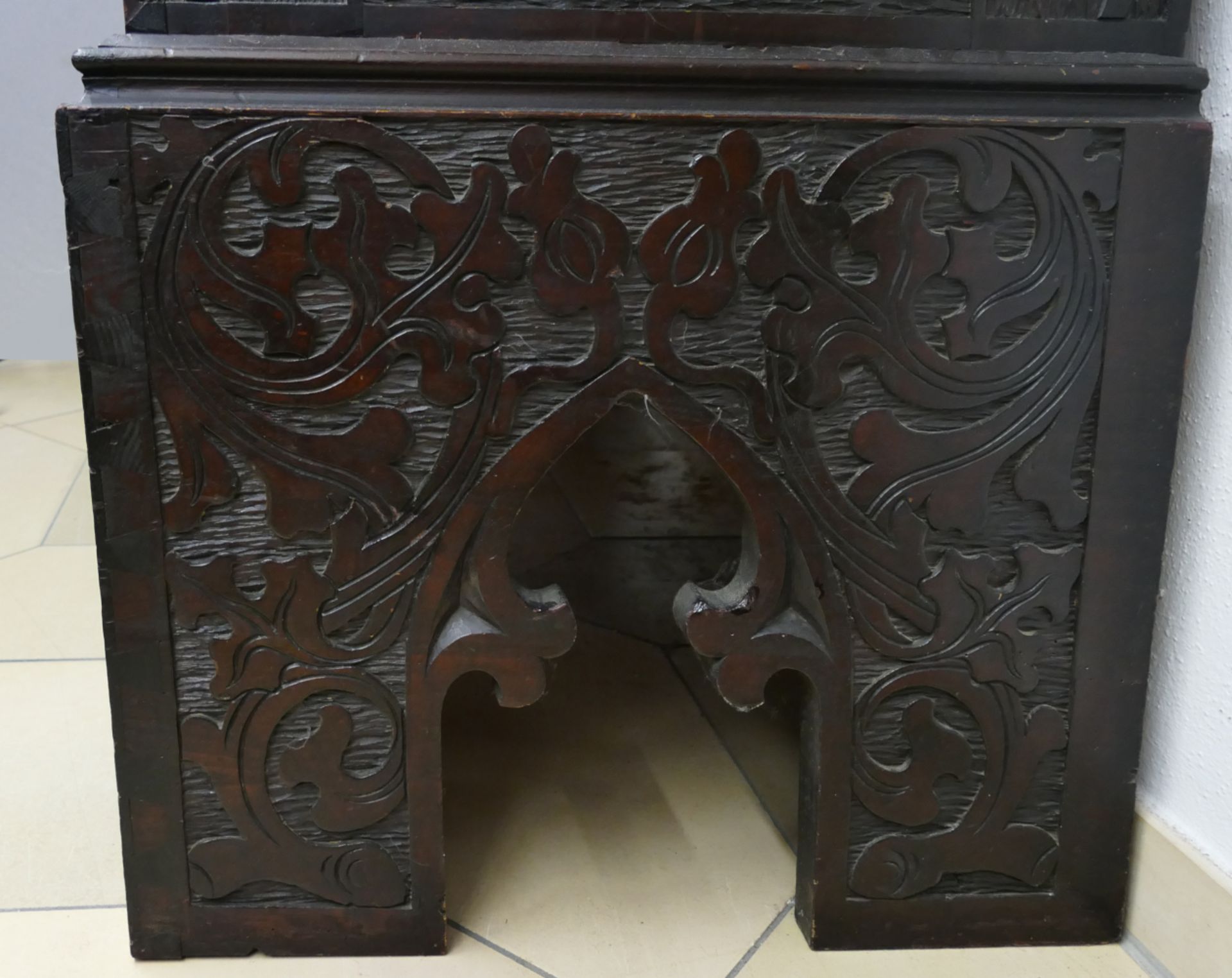 1 neogotischer Stollenschrank (wohl 19. Jh.) Holz wohl dunkel gebeizt mit reicher Reliefschnitzerei, - Image 6 of 7