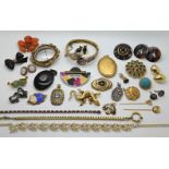 1 Konv. Schmuck: Metall z.T. vergoldet, z.T. um 1900 und 20.Jh., z.T. mit Halbedelsteinen, Porzellan