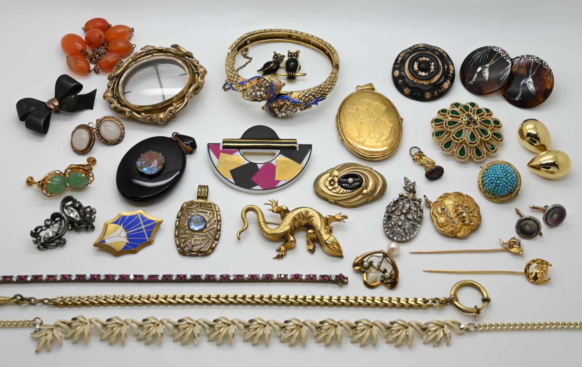 1 Konv. Schmuck: Metall z.T. vergoldet, z.T. um 1900 und 20.Jh., z.T. mit Halbedelsteinen, Porzellan