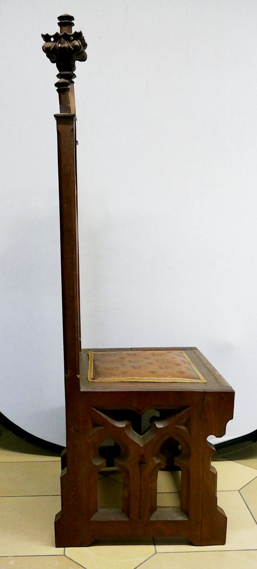 5 Stühle im neogotischen Stil 20. Jh. je mit durchbrochen gearbeiteten Rückenlehnen und Wappen auf L - Image 4 of 20
