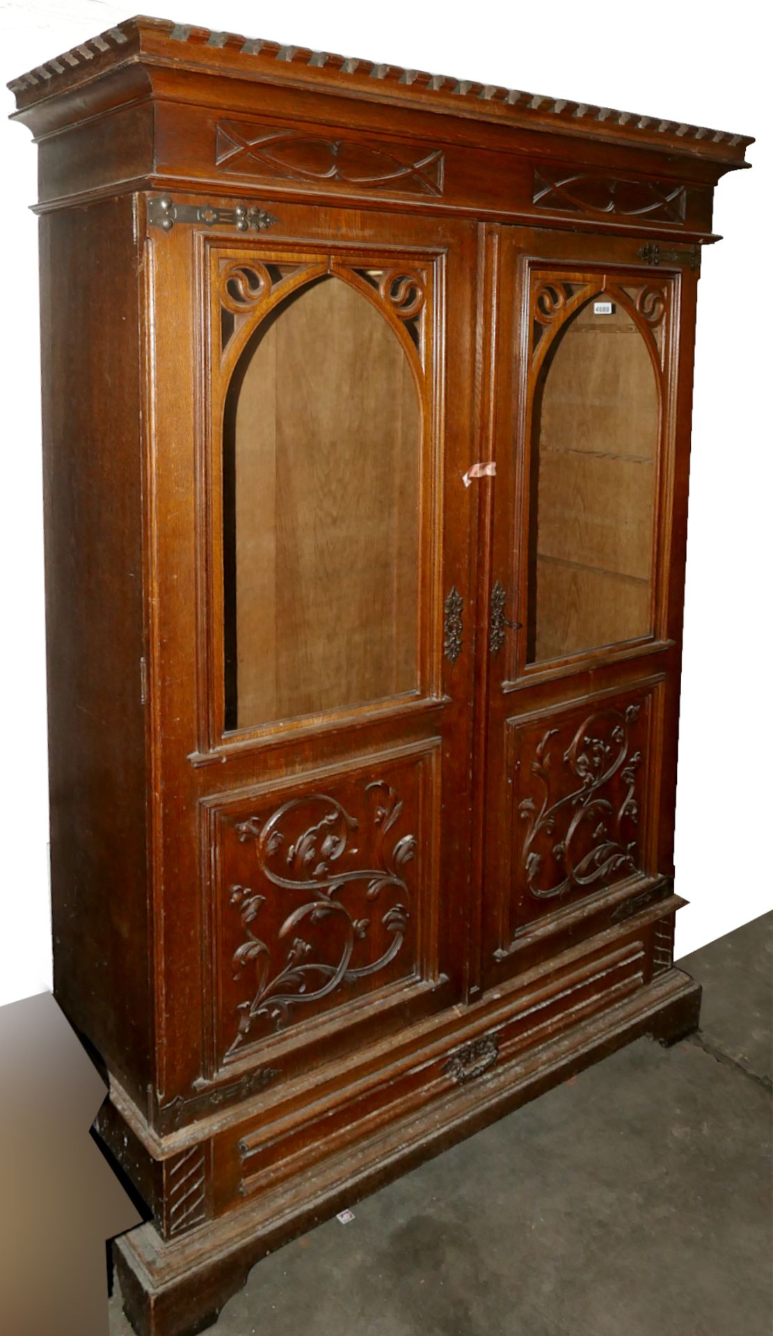 1 Vitrine Gründerzeit 19.Jh., verziert, 2-türig und 1 Schublade, ca. 205x128x49 cm. z.T. besch., Asp