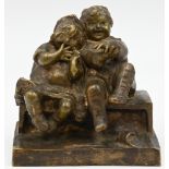 1 Bronzefigur auf Bank bez. Juan CLARA (wohl J. C. 1875 Olot/Katalonien-1958 Paris) "Zwei Kinder auf