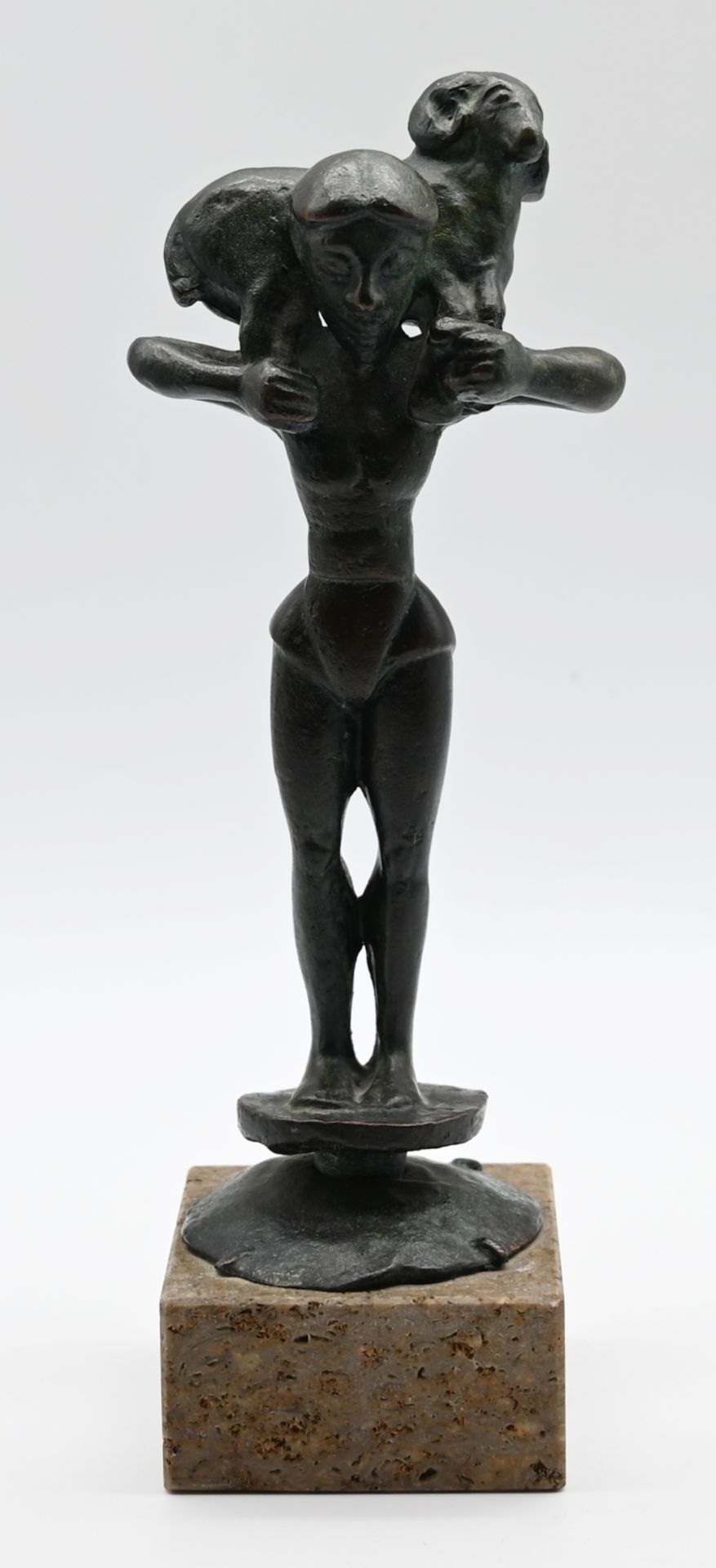 1 Figur wohl Bronze "Mann mit Widder", unsign., H mit Sockel 21cm, Asp.