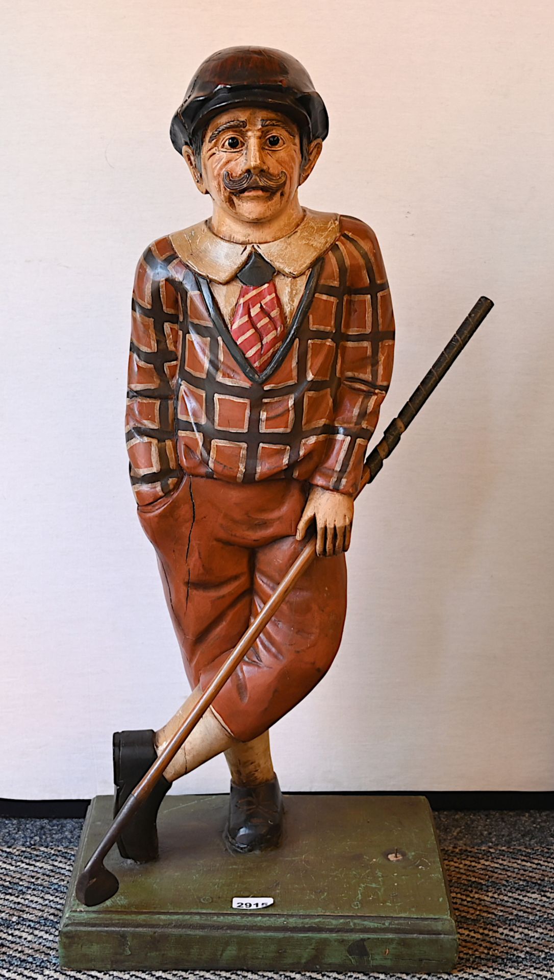 1 Holzfigur 20. Jh. bemalt "Englischer Golfspieler" Holz bemalt mit Golfschläger, H mit Sockel ca. 1