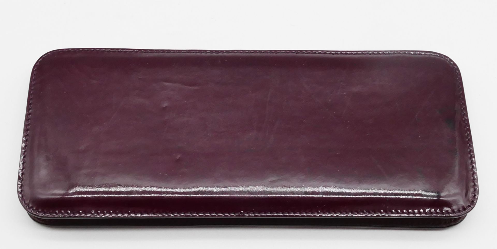 1 Clutchbag JIL SANDER, bordauxfarbenes Lackleder, innen tomatenrotes Leder, Maße ca. 10,5x26,5x2cm, - Image 2 of 3