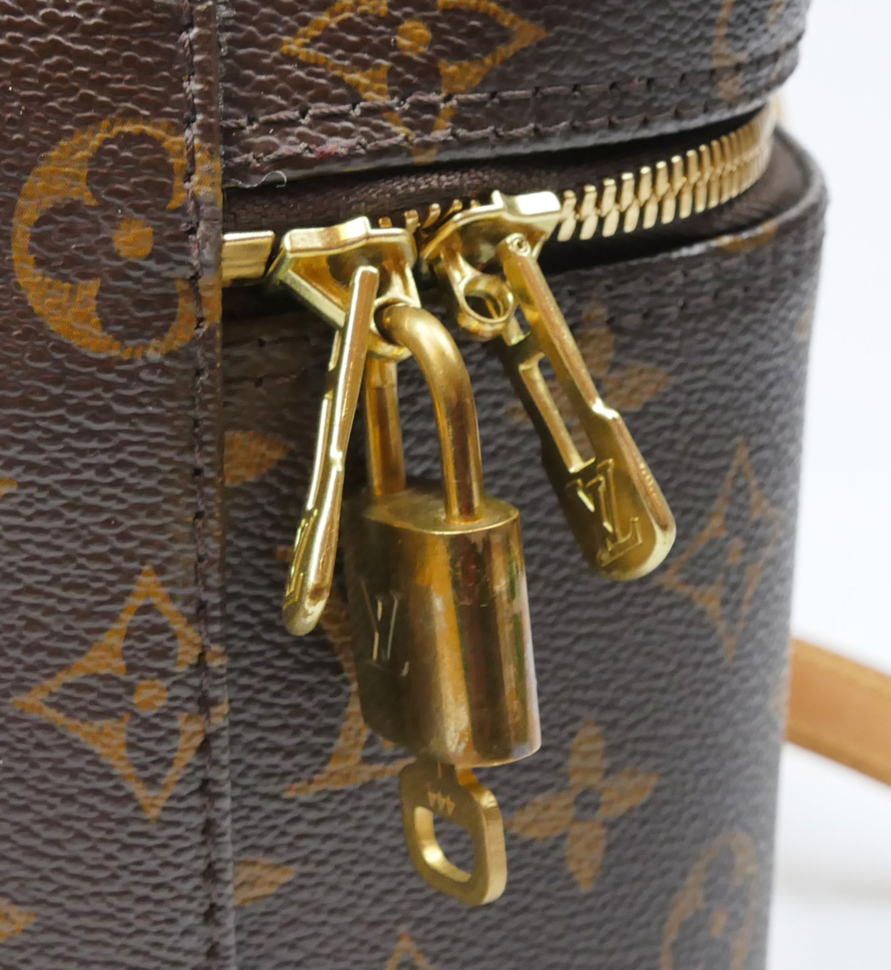 1 Kulturtasche LOUIS VUITTON Monogram "Nice BB", mit Schlüssel, Schloss und Schulterriemen, Maße ca. - Bild 6 aus 8