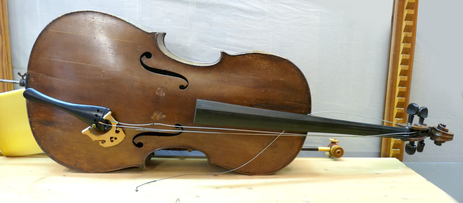 8 Musikinstrumente: 1 Akkordeon HOHNER "Elegance" mit Originaltragekoffer, 1 Cello ca. H 125cm, 1 Gi - Bild 2 aus 3