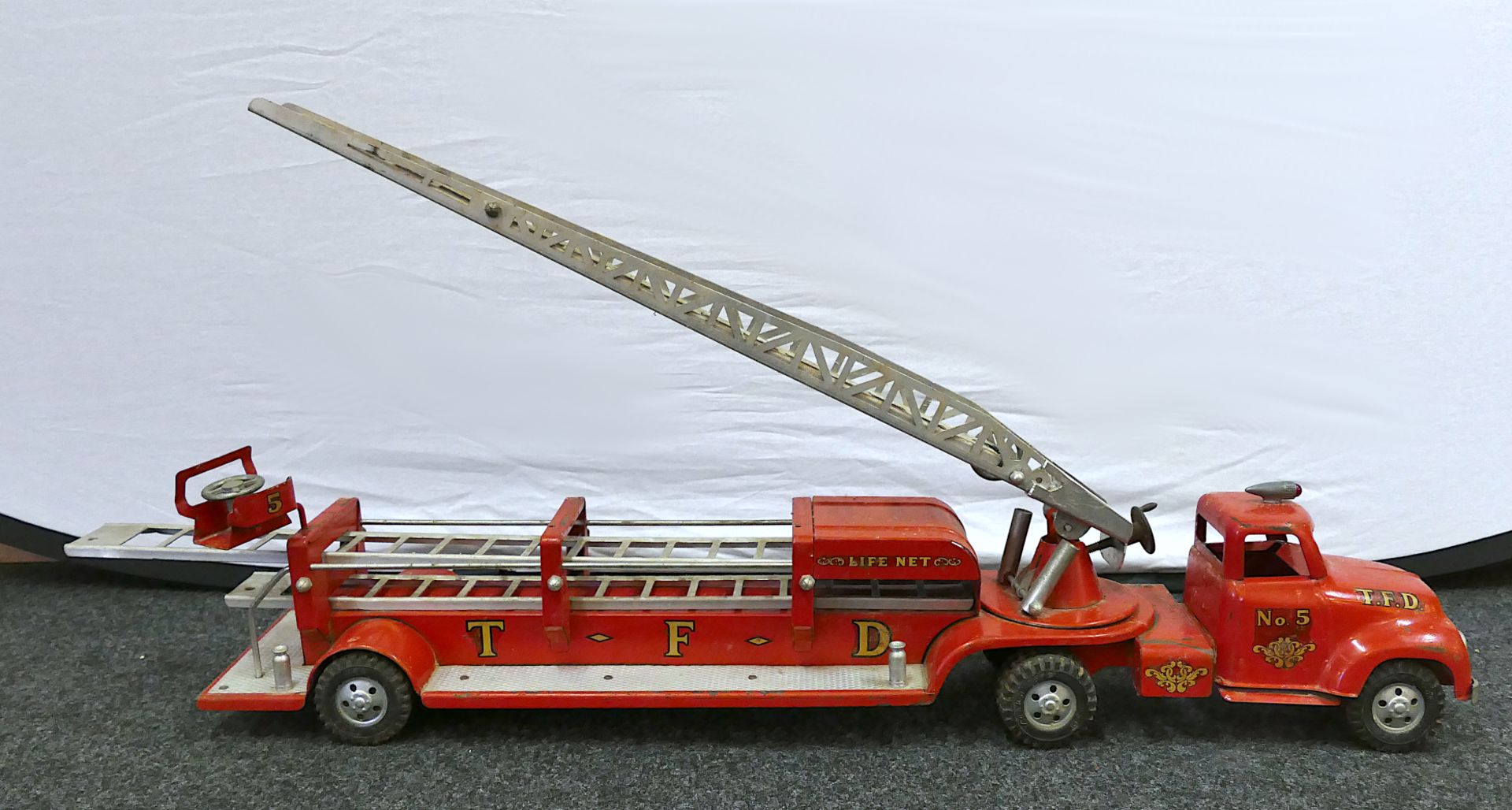 1 Feuerwehrleiterwagen TONKA, USA "T.F.D. No. 5" wohl 1950er Jahre, rot lackierter Stahl u.a., ca. L - Image 3 of 8