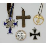 1 Konv. Abzeichen z.T. II.WK: z.B. "Mutterkreuz" in Silber, in Schatulle, je Asp./Gsp. (siehe §§86/8