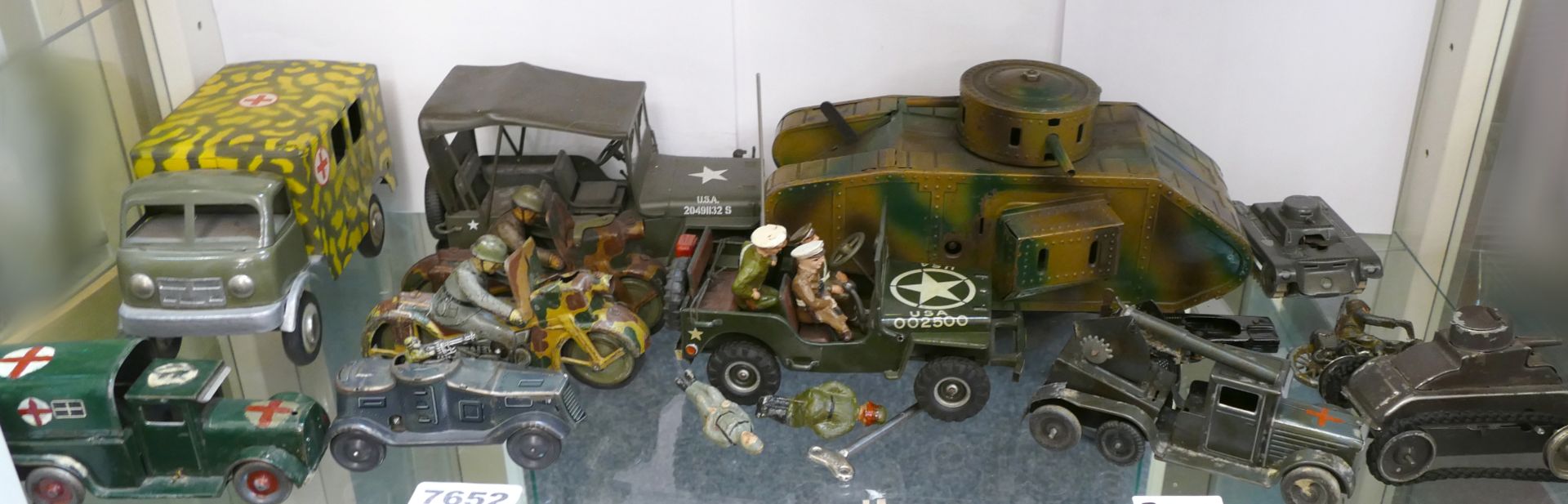 1 Konv. Militärspielzeug (22 Teile) z.B. 3x TIPPCO Nürnberg z.B. "Flugabwehrwagen" ca. L 25cm, "Kübe - Bild 2 aus 3