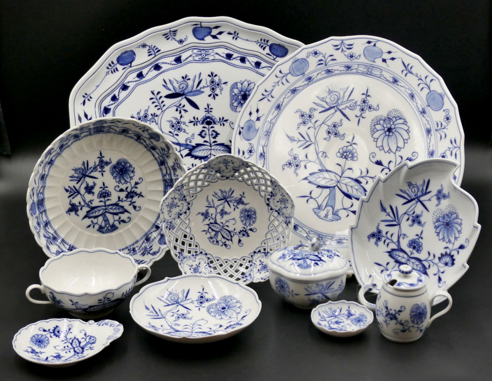 11 Teile Porzellan MEISSEN "Zwiebelmuster" 1. Wahl: z.B. 1 Serviertablett ca. L 40cm, 1 Senfgefäß, u