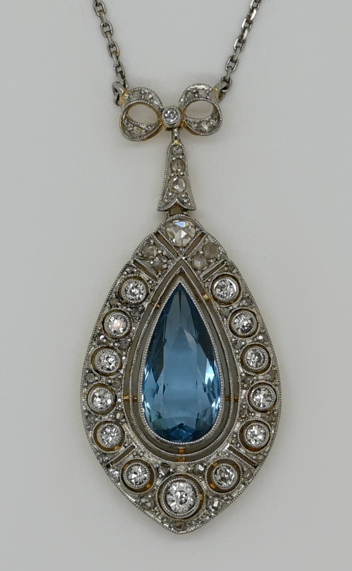 1 Collier GG/WG 18ct., wohl um 1900, mit kleinen Altschliffbrillanten bis zu ca. 0,1ct. und Diamantr