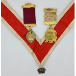 3 Abzeichen: 1x "Iris Masonic Lodge No 444" mit Devise "Virtute et labore" / "Founder", GG 9ct.,