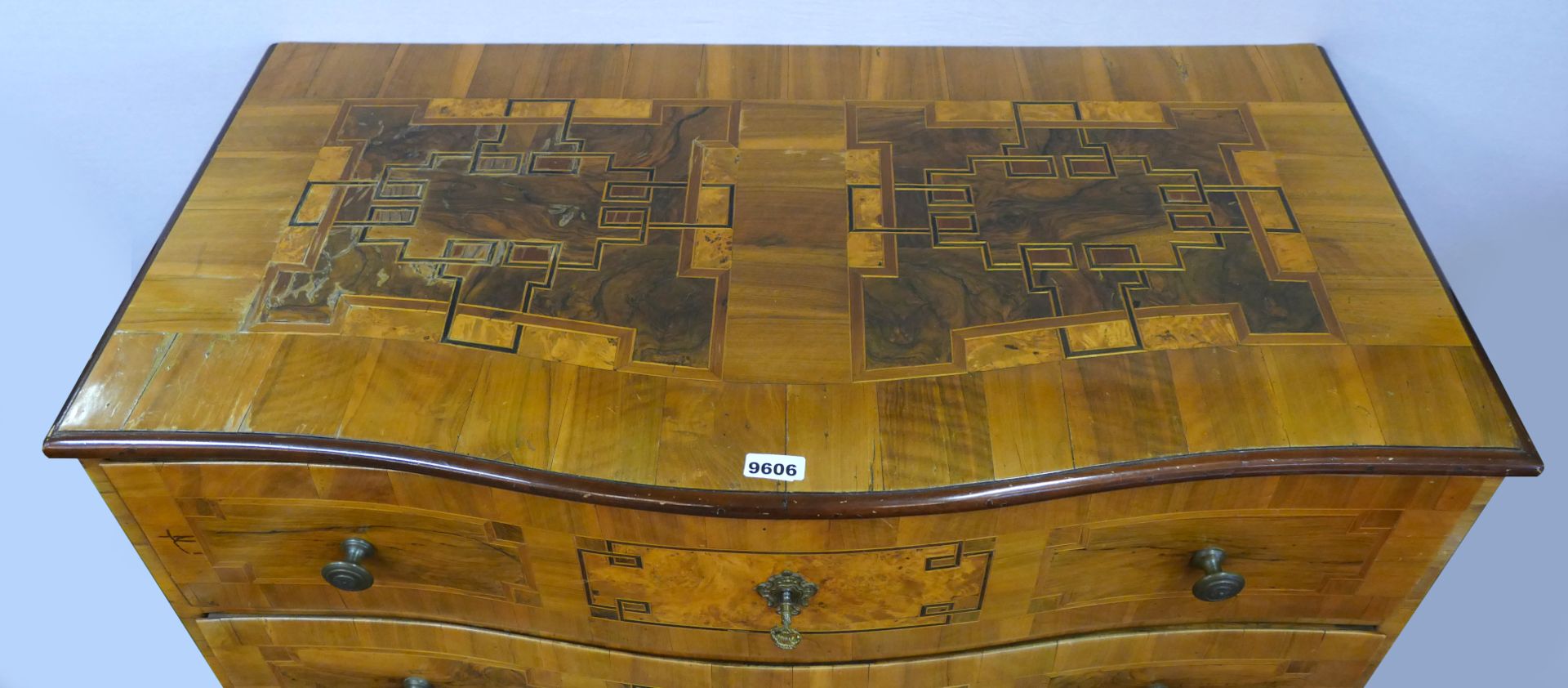 1 Barockkommode Holz furniert, 3 Schubladen und Deckplatte je mit Bandelwerk, ca. 88x117,5x60cm, - Bild 2 aus 3