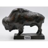 1 Bronzefigur unsign. (wohl 20. Jh.) "Bison" ca. L 30cm, H mit Sockel ca. 21,5cm, Asp.