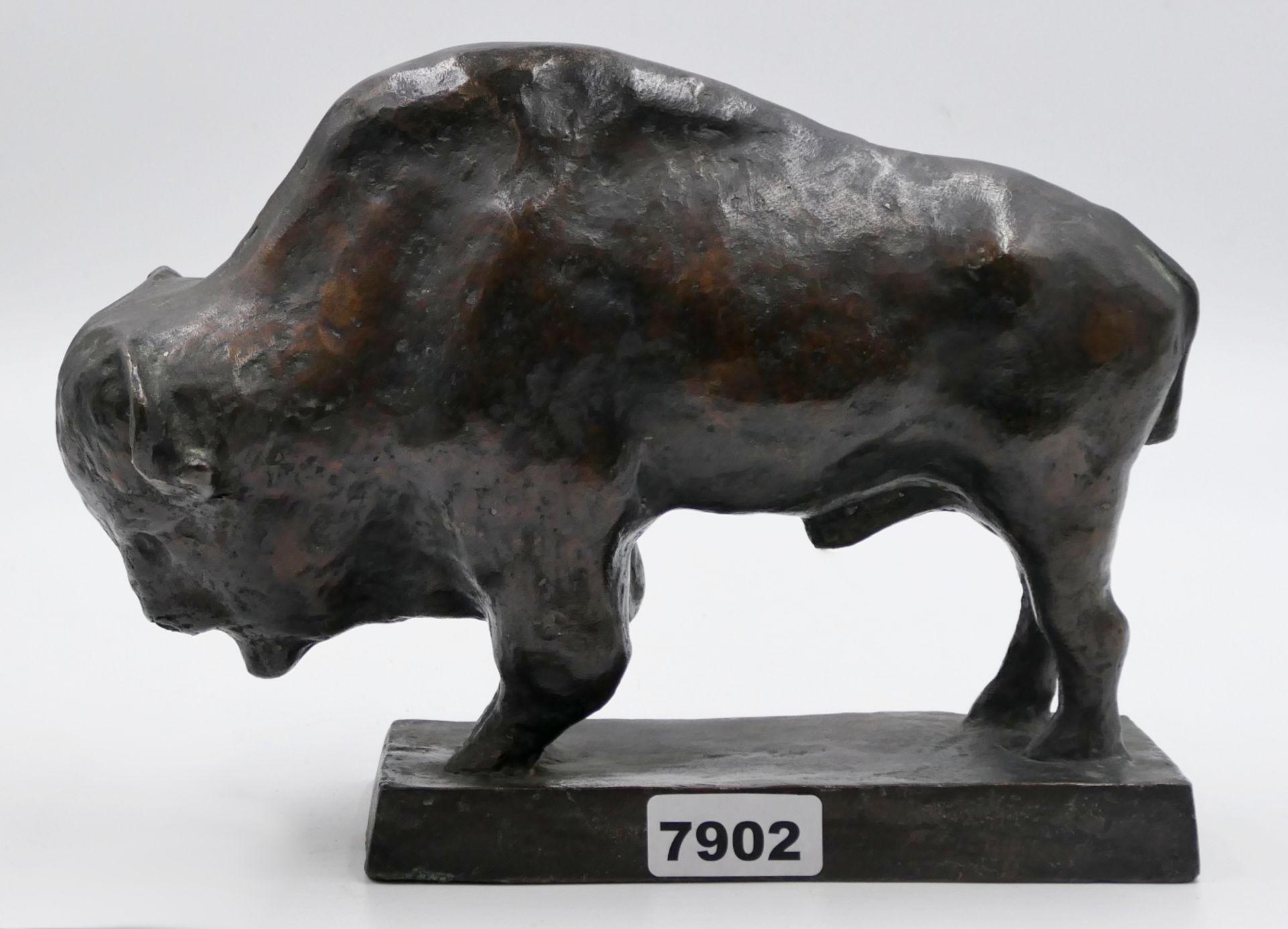 1 Bronzefigur unsign. (wohl 20. Jh.) "Bison" ca. L 30cm, H mit Sockel ca. 21,5cm, Asp.