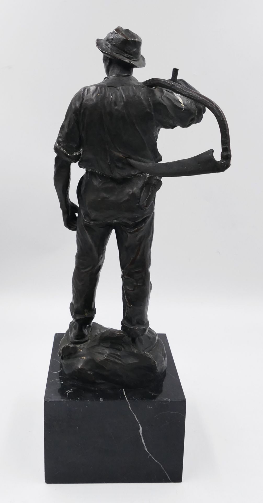 1 Bronzefigur rücks. bez. H. MÜLLER (wohl Hans M. 1873 Wien-1937 Ebd.) "Bauer mit Sense" ca. H 27,5c - Bild 4 aus 6